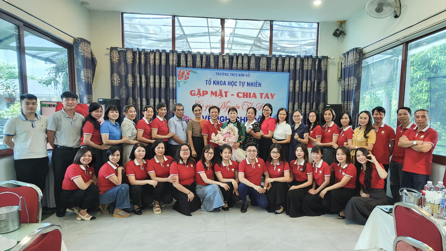 TỔ KHOA HỌC TỰ NHIÊN TỔ CHỨC GẶP MẶT CHIA TAY CÔ GIÁO NGUYỄN THỊ HIỀN VỀ NGHỈ CHẾ ĐỘ