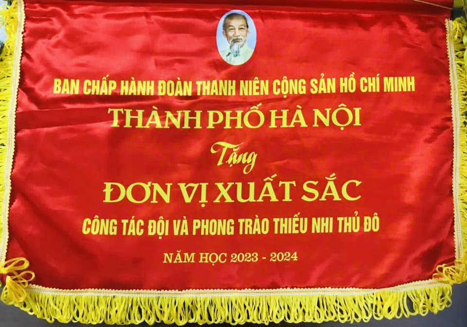 LIÊN ĐỘI THCS KIM NỖ VINH DỰ NHẬN CỜ DẪN ĐẦU THI ĐUA CỦA THÀNH ĐOÀN HÀ NỘI