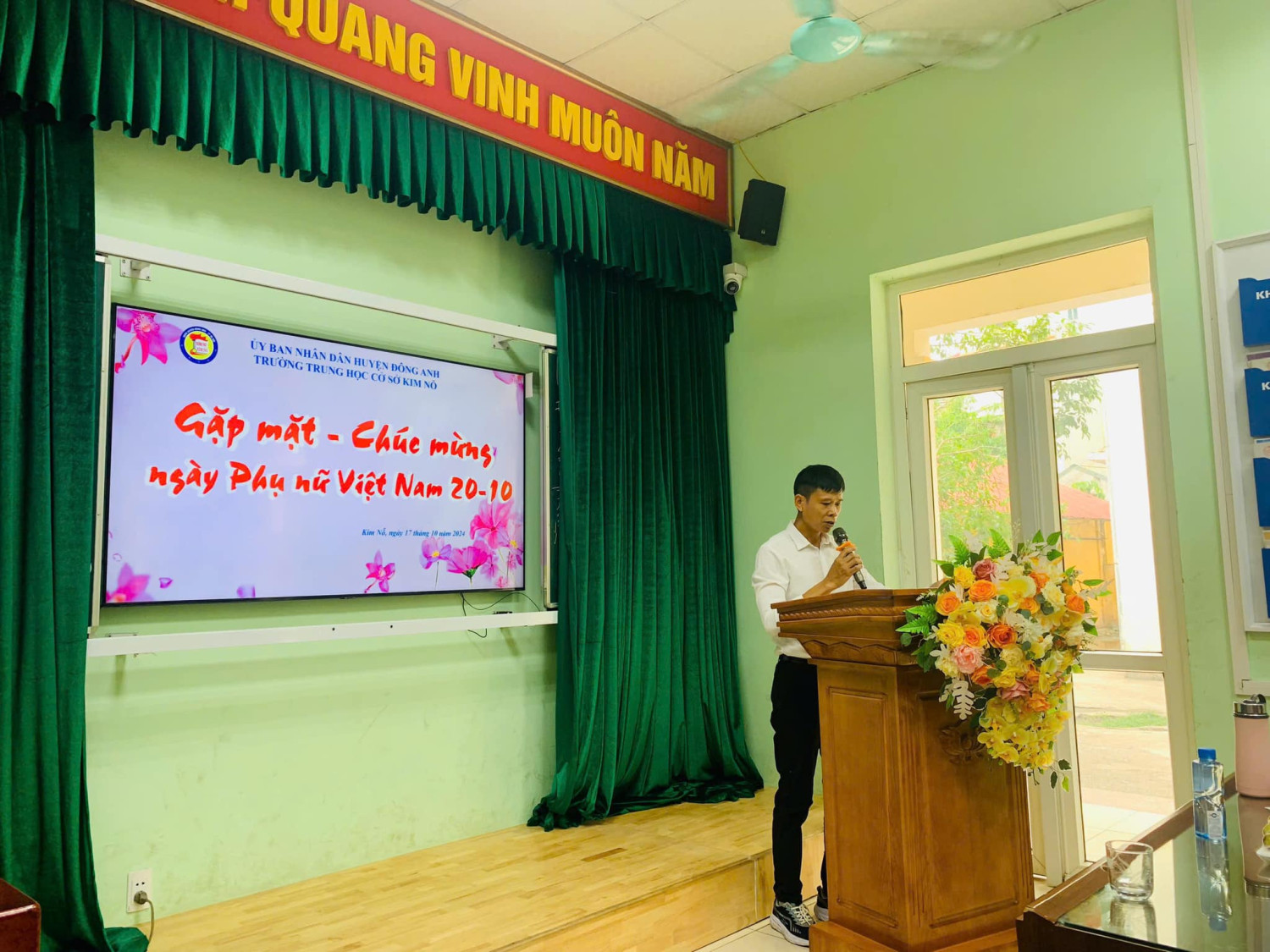 Đồng chí Nguyễn Hữu Lịch - BCH công đoàn nhà trường làm công tác tổ chức buổi gặp mặt.