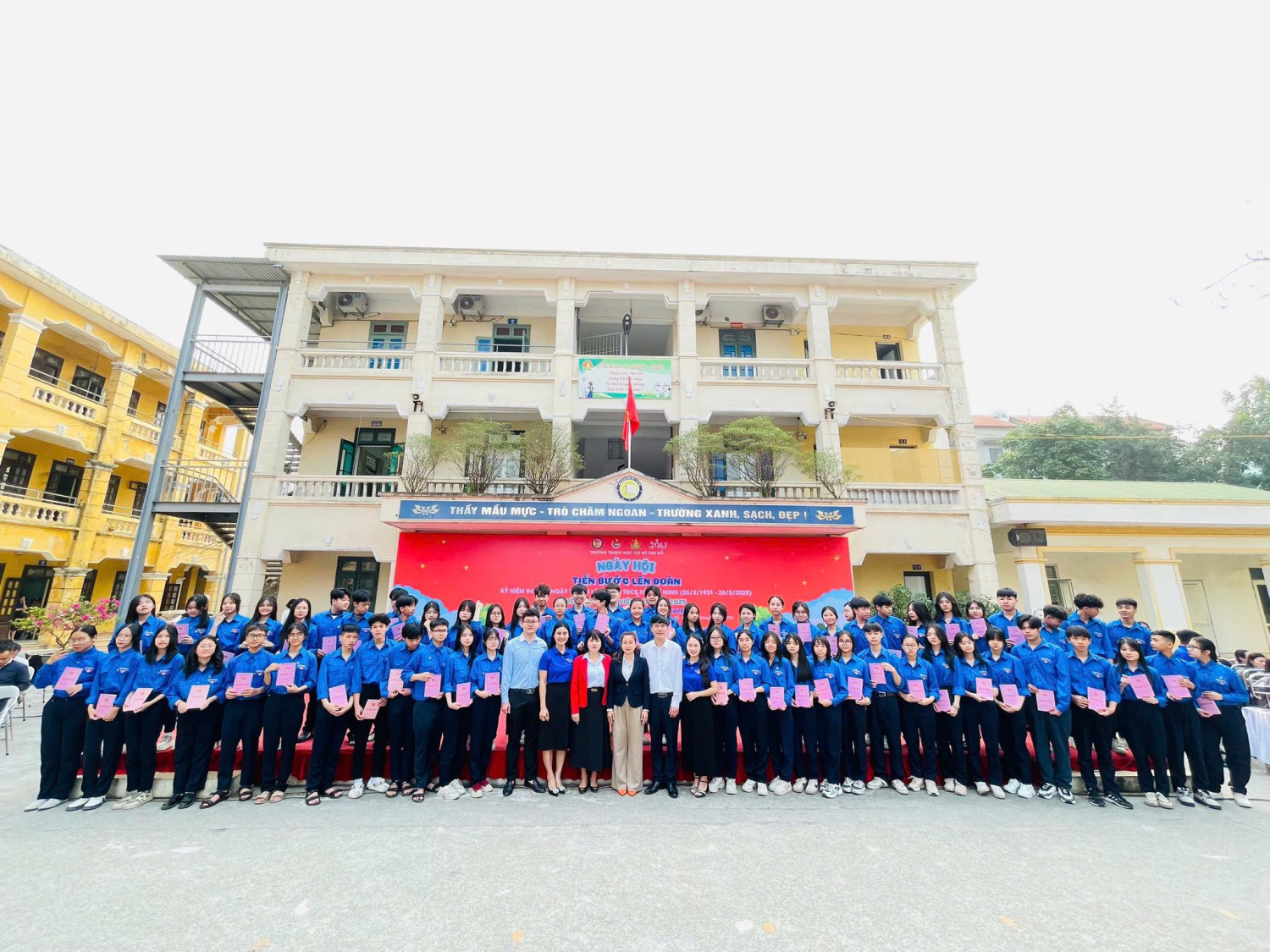 LỄ KẾT NẠP ĐOÀN VIÊN MỚI NĂM HỌC 2024 – 2025