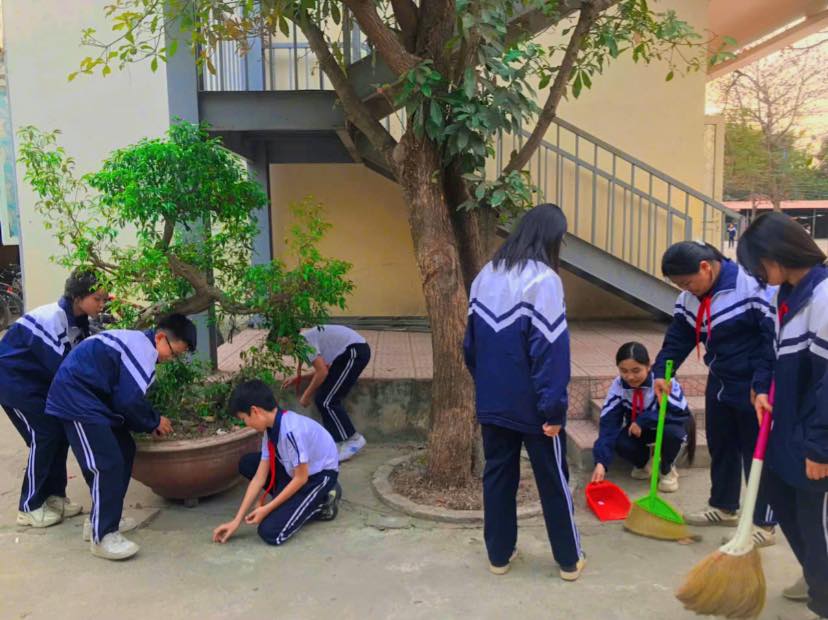 TRƯỜNG THCS KIM NỖ HƯỞNG ỨNG NGÀY CAO ĐIỂM “CHIẾN SĨ NHÍ XÂY DỰNG TRƯỜNG HỌC SÁNG - XANH - SẠCH - ĐẸP, CHÀO MỪNG ĐẠI HỘI CHÁU NGOAN BÁC HỒ THÀNH PHỐ HÀ NỘI LẦN THỨ XV, NĂM 2025
