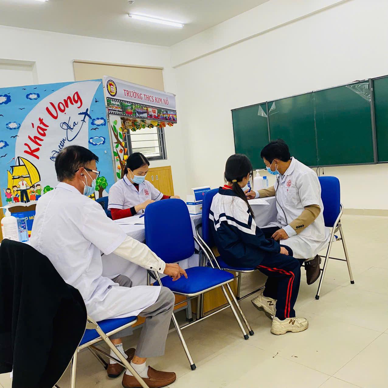 HẠNH PHÚC KHỞI NGUỒN TỪ SỨC KHỎE   TRƯỜNG THCS KIM NỖ KẾT HỢP VỚI BCĐ CÔNG TÁC Y TẾ TRƯỜNG HỌC XÃ THIÊN LỘC KHÁM SỨC KHỎE CHO HỌC SINH TOÀN TRƯỜNG