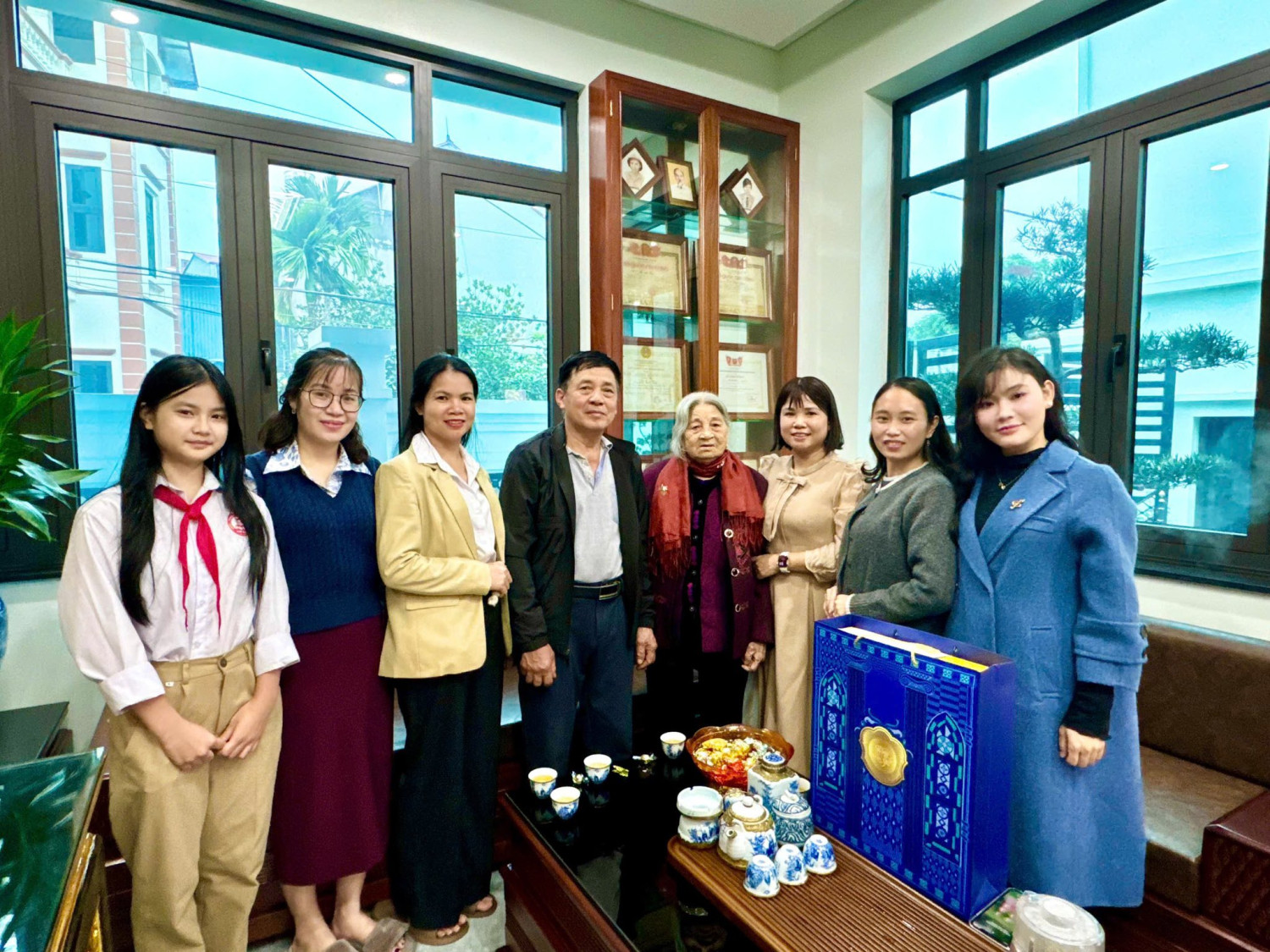Trường THCS Kim Nỗ thăm hỏi, chúc Tết Mẹ Việt Nam Anh hùng Nguyễn Thị Hằng